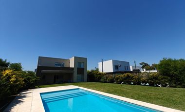 Casa con pileta y escritorio en Santa Guadalupe