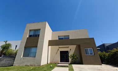 Casa con pileta y escritorio en Santa Guadalupe