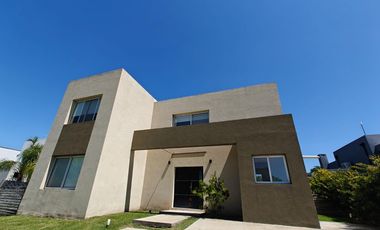 Casa con pileta y escritorio en Santa Guadalupe