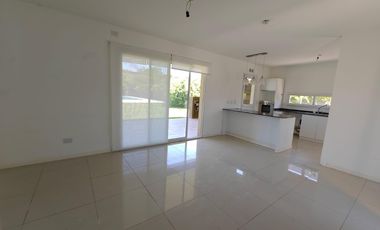 Casa con pileta y escritorio en Santa Guadalupe