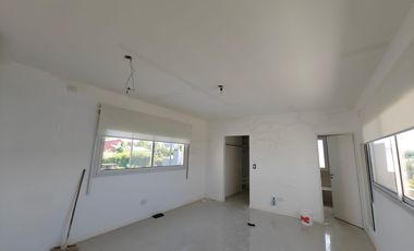 Casa con pileta y escritorio en Santa Guadalupe