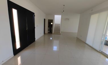 Casa con pileta y escritorio en Santa Guadalupe