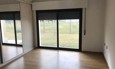 Casa nueva sobre amplio terreno en San Jorge