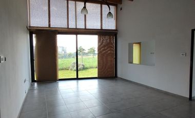 Casa nueva sobre amplio terreno en San Jorge