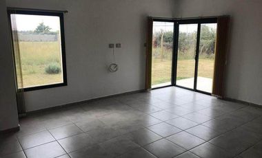 Casa nueva sobre amplio terreno en San Jorge