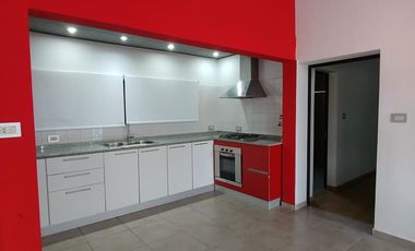 Casa nueva sobre amplio terreno en San Jorge