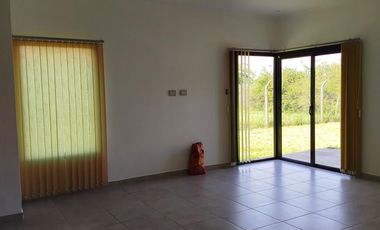 Casa nueva sobre amplio terreno en San Jorge