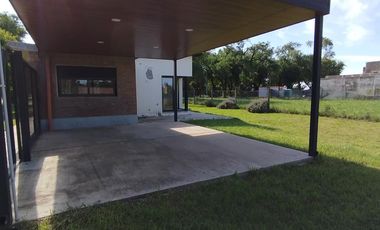 Casa nueva sobre amplio terreno en San Jorge