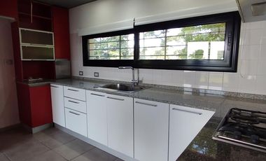 Casa nueva sobre amplio terreno en San Jorge
