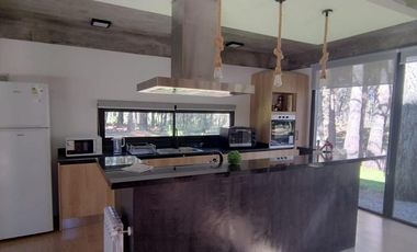 Casa tres dormitorios  en venta en VillaRobles con pileta. Costa Atlantica