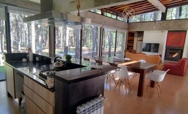 Casa tres dormitorios  en venta en VillaRobles con pileta. Costa Atlantica
