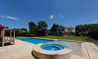 Casa con pileta en Los Jazmines Pilar del Este