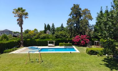 Casa con pileta en Los Jazmines Pilar del Este
