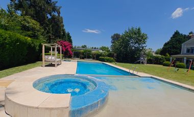 Casa con pileta en Los Jazmines Pilar del Este