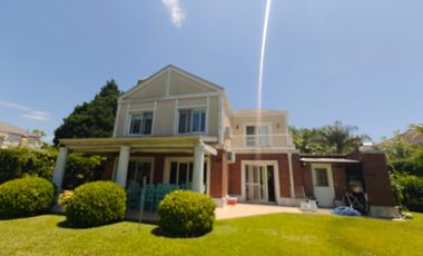 Casa con pileta en Los Jazmines Pilar del Este