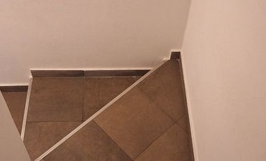 PH en  primer piso por escalera. Impecable estado.
