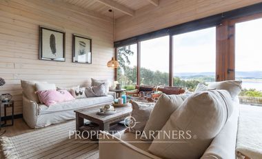 Espectacular Casa  con Vista y Acceso a Lago Panguipulli  en Exclusivo Condominio.