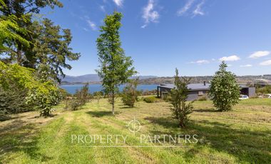 Espectacular Casa  con Vista y Acceso a Lago Panguipulli  en Exclusivo Condominio.