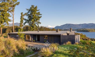 Espectacular Casa  con Vista y Acceso a Lago Panguipulli  en Exclusivo Condominio.