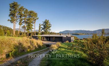 Espectacular Casa  con Vista y Acceso a Lago Panguipulli  en Exclusivo Condominio.