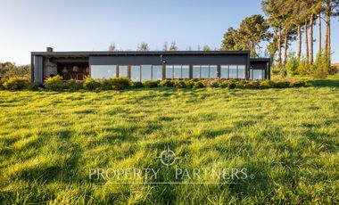 Espectacular Casa  con Vista y Acceso a Lago Panguipulli  en Exclusivo Condominio.