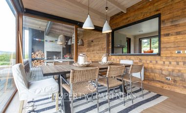 Espectacular Casa  con Vista y Acceso a Lago Panguipulli  en Exclusivo Condominio.