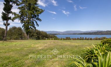Espectacular Casa  con Vista y Acceso a Lago Panguipulli  en Exclusivo Condominio.