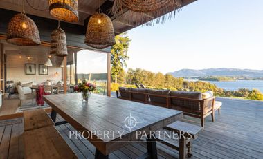 Espectacular Casa  con Vista y Acceso a Lago Panguipulli  en Exclusivo Condominio.