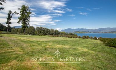 Espectacular Casa  con Vista y Acceso a Lago Panguipulli  en Exclusivo Condominio.