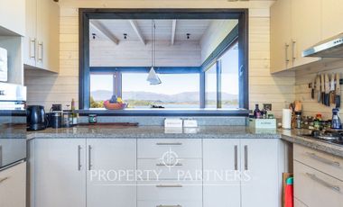 Espectacular Casa  con Vista y Acceso a Lago Panguipulli  en Exclusivo Condominio.