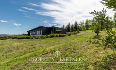 Espectacular Casa  con Vista y Acceso a Lago Panguipulli  en Exclusivo Condominio.