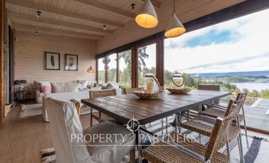 Espectacular Casa  con Vista y Acceso a Lago Panguipulli  en Exclusivo Condominio.