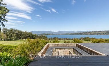Espectacular Casa  con Vista y Acceso a Lago Panguipulli  en Exclusivo Condominio.
