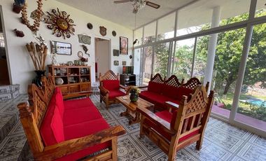 Casa en venta con doble terreno y espectacular vista al Lago