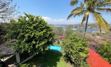 Casa en venta con doble terreno y espectacular vista al Lago