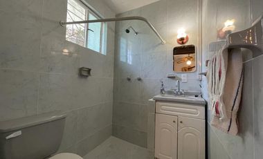Casa en venta con doble terreno y espectacular vista al Lago