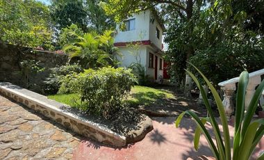 Casa en venta con doble terreno y espectacular vista al Lago