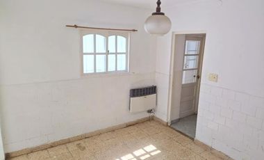 Casa en Venta en Azul, Buenos Aires, con amplio patio y excelente ubicación