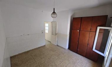 Casa en Venta en Azul, Buenos Aires, con amplio patio y excelente ubicación