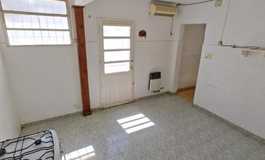 Casa en Venta en Azul, Buenos Aires, con amplio patio y excelente ubicación