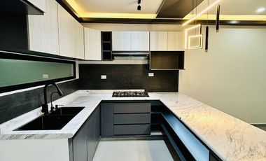 Casa en venta con arquitectura introspectiva en Fracc. Privado en Coatepec