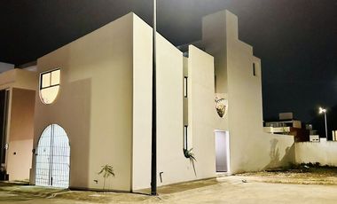 Casa en venta con arquitectura introspectiva en Fracc. Privado en Coatepec