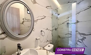 Casa con piscina en Urb. Manta Beach, cerca a playas Manta