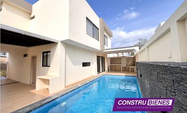 Casa con piscina en Urb. Manta Beach, cerca a playas Manta