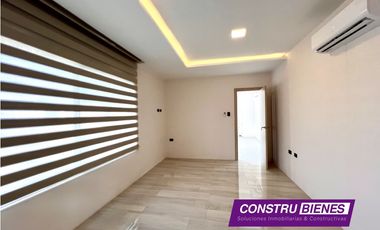 Casa con piscina en Urb. Manta Beach, cerca a playas Manta