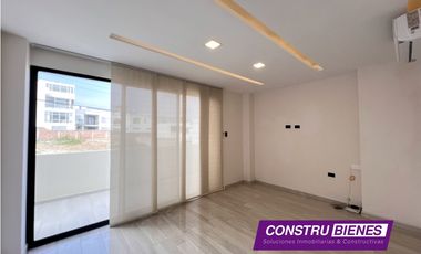 Casa con piscina en Urb. Manta Beach, cerca a playas Manta