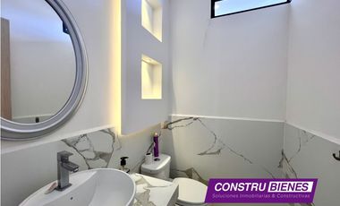 Casa con piscina en Urb. Manta Beach, cerca a playas Manta