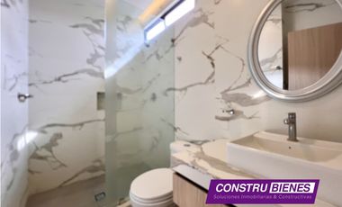 Casa con piscina en Urb. Manta Beach, cerca a playas Manta