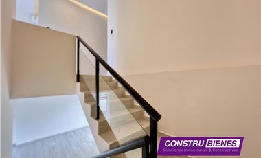 Casa con piscina en Urb. Manta Beach, cerca a playas Manta