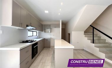 Casa con piscina en Urb. Manta Beach, cerca a playas Manta